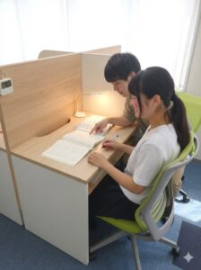 国語の指導を受ける学生