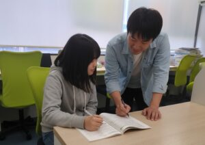 東大生の講師に中学受験の勉強を教えてもらう小学生