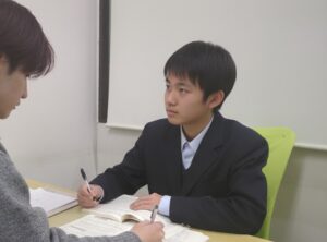 勉強をしている中学生